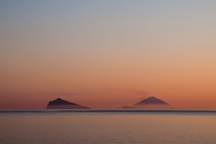 Panarea a Stromboli v prvých slnečných lúčoch